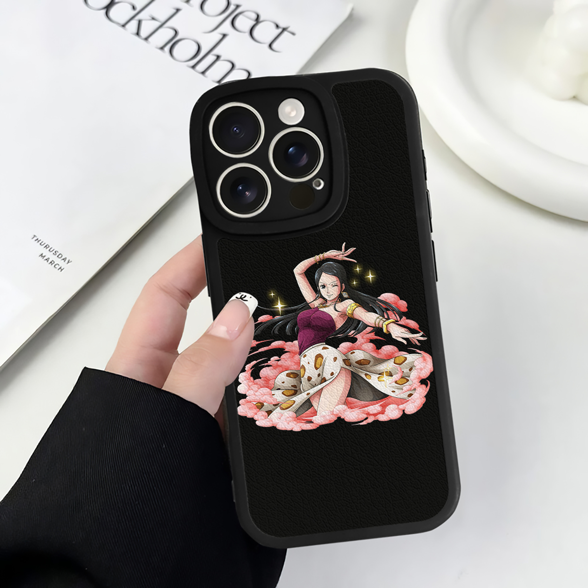（画像用） ワンピース ニコ・ロビン ONE PIECE Nico Robin 【iPhone 16シリーズ対応】シリコンスマホケース（レザー調） 材質：シリコン